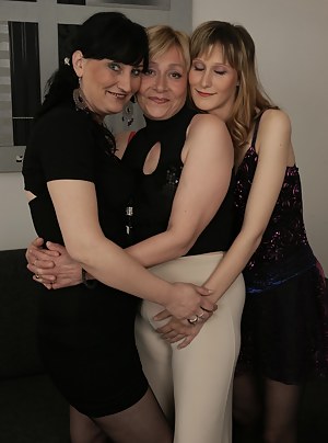 Free Mature Lesbian Threesome Porn Pictures